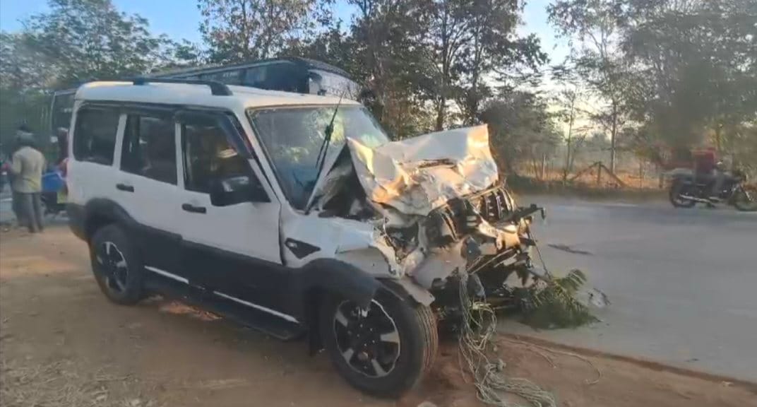 रफ्तार का कहर ,प्रयागराज से लौट रहे श्रद्धालुओं की बस और स्कॉर्पियो मे भिड़ंत, 1 की मौत 7 घायल 