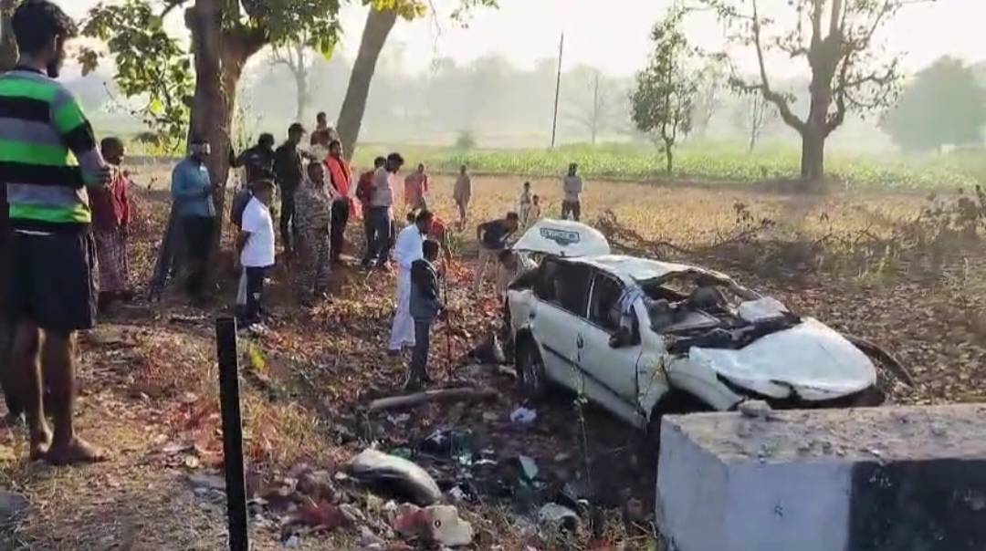 बैंगलोर से प्रयागराज जा रहा था परिवार, फ़रसगांव के पास दर्दनाक हादसे का शिकार, 2 की मौत 3 गंभीर 