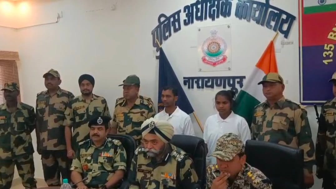 नक्सल संगठन को एक और झटका, 5 -5 के ईनामी दो नक्सलियों ने किया सरेंडर 