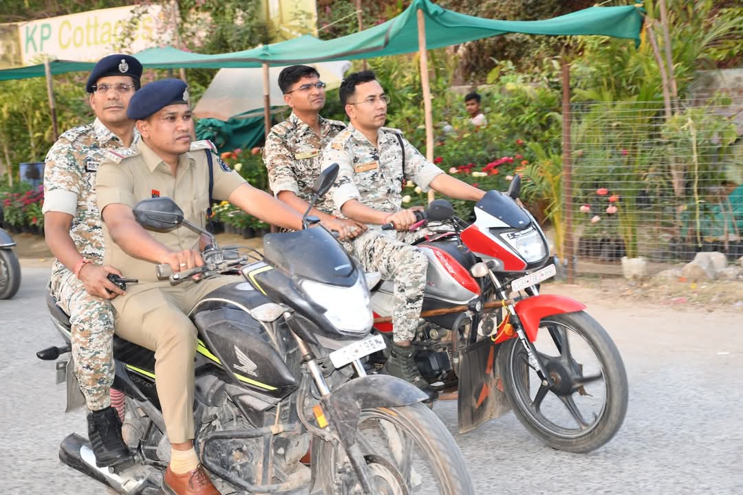 बिना हेलमेट  बाइक में फ्लैग मार्च में निकले  पुलिस के अधिकारी, जनता ने पूछा ,तुम्हारा चालान कटा क्या 