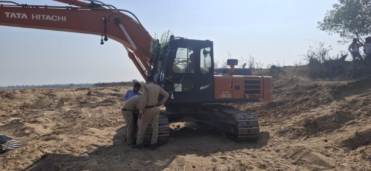 रेत खदानों की खनिज विभाग ने निकाली हेकड़ी, 10 चैन माउंटेन जब्त, कार्यवाही से मचा हड़कंप 