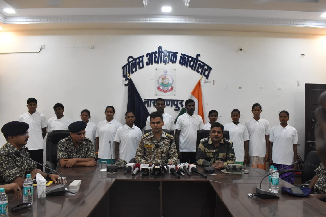 नक्सलियों का मोह संगठन से हो&nbsp; रहा भंग, एक साथ 11 नक्सलियों ने किया सरेंडर, 40 लाख का था ईनाम 