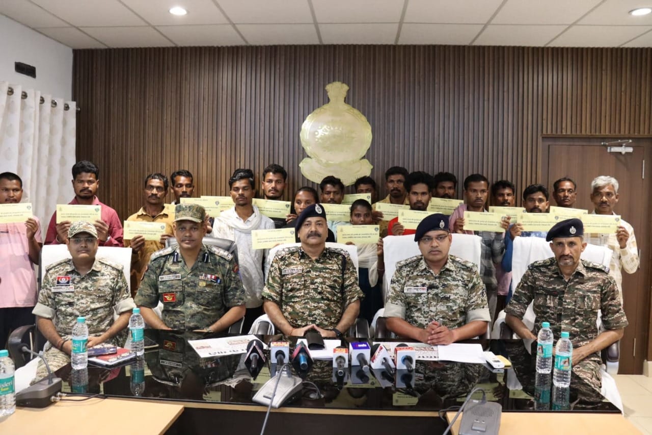 बिखर रहा नक्सल संगठन , लगातार हथियार डाल रहे नक्सली, बीजापुर में फिर 19 नक्सलियों ने किया सरेंडर