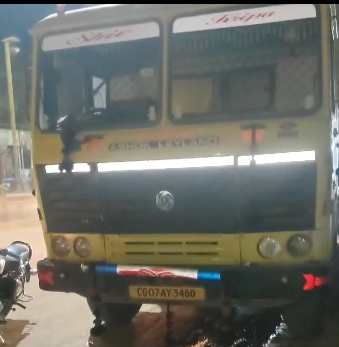 चारामा में रेत खदानों ने की हदें पार, रात भर जारी रहती है रेत की तस्करी,  रात में रेत भरकर निकल रही हाइवा ने कार को मारी ठोकर,लोगो का प्रदर्शन