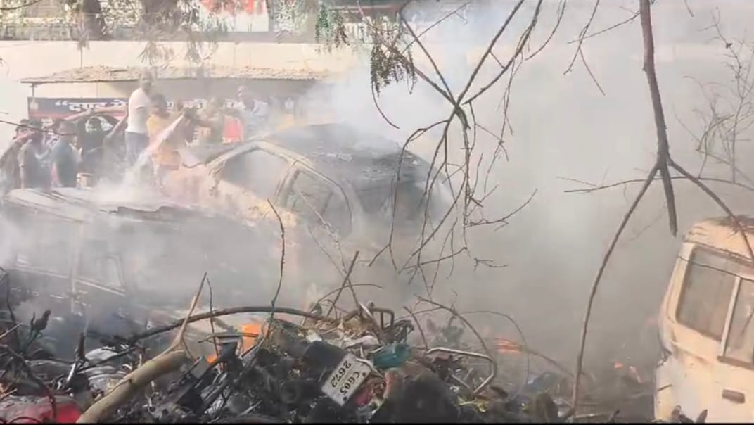 कोतवाली परिसर में भीषण आग, कई गाड़िया जलकर खाक, फायर ब्रिगेड ने आग पर पाया काबू 