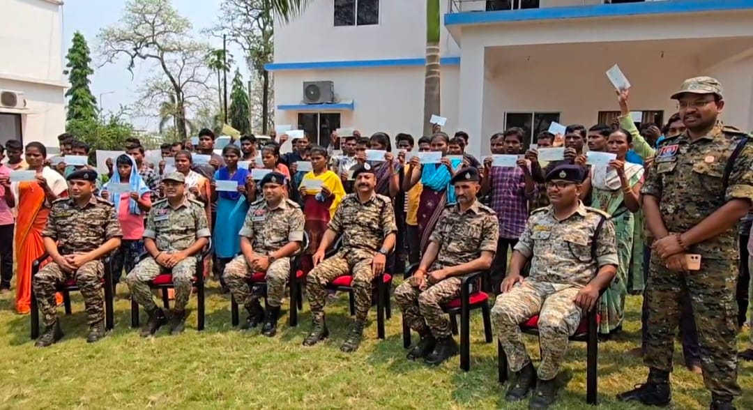 लगातार एनकाउंटर के बाद 50 नक्सलियों ने डाले हथियार, टूट चुका है नक्सल संगठन,खात्मे की ओर अग्रसर, 