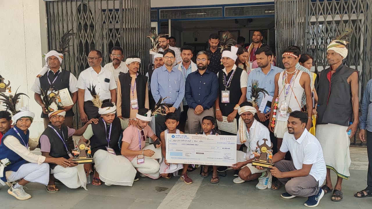बस्तर पण्डुम में शामिल हुए कांकेर के प्रतिभागी, वाद्य यंत्र में प्रथम,मांदरी नृत्य में तीसरा स्थान हासिल किया, गृहमंत्री अमित शाह ने किया पुरस्कृत 