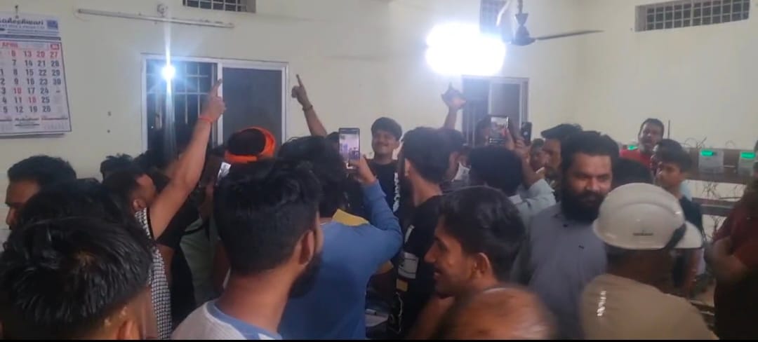 बिजली विभाग के दफ्तर में शहरवासियों का हंगामा, लचर व्यवस्था से परेशान लोगो का टूटा सब्र 