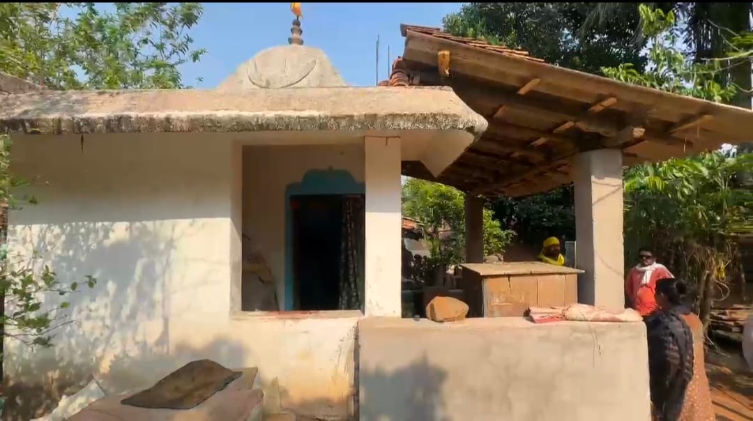 मंदिर में पूजा कर रही छात्रा  पर कुल्हाड़ी से ताबड़तोड़ वार कर हत्या, आरोपी की तलाश जारी 