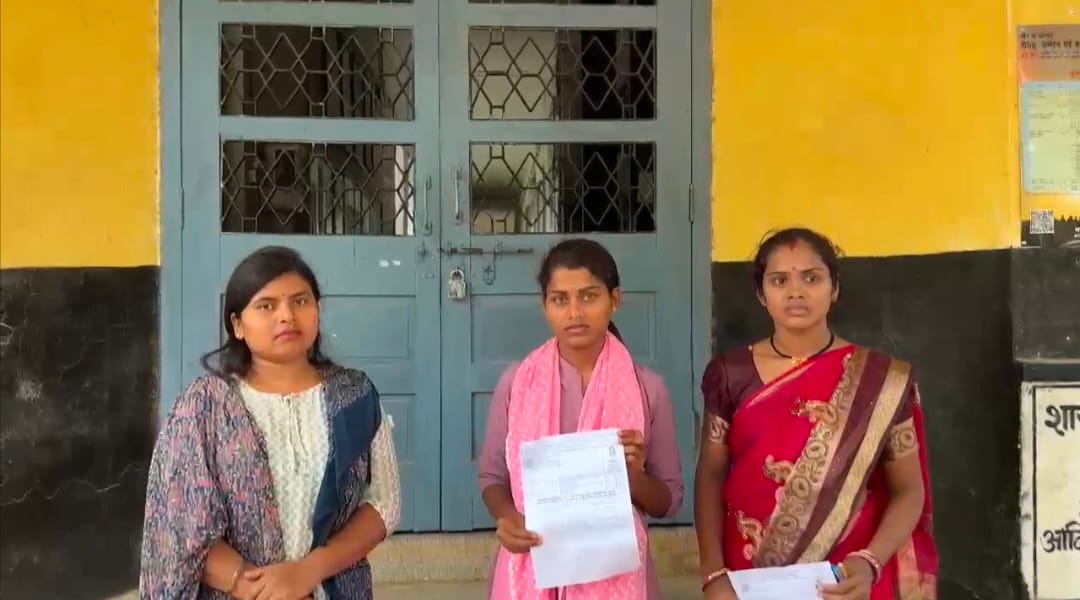 प्री बीएड की परीक्षा में 4 मिनट लेट से पहुंची युवतियां तो नहीं मिला प्रवेश, साल बर्बाद होने पर फुट फूट कर रोई 