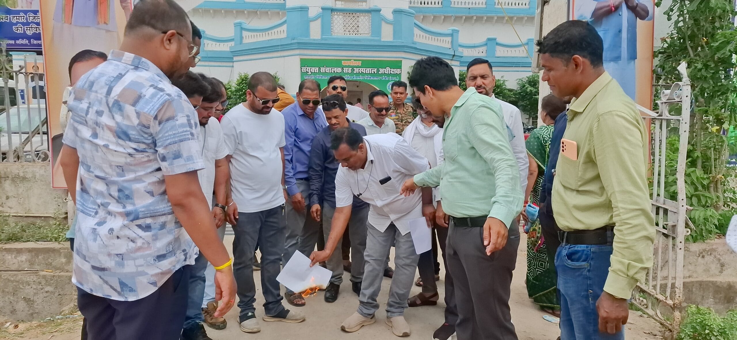 स्वास्थ्य सेकेट्री के तुगलकी फरमान की कांकेर  प्रेस क्लब ने जलाई प्रतियां, 3 दिन में आदेश वापस लेने का अल्टीमेटम