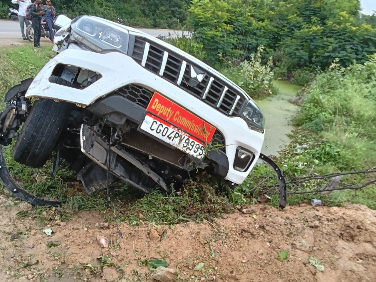 डिप्टी कमिश्नर की कार ने बाइक सवार भाई बहन को मारी ठोकर, दोनों घायलों का इलाज जारी 