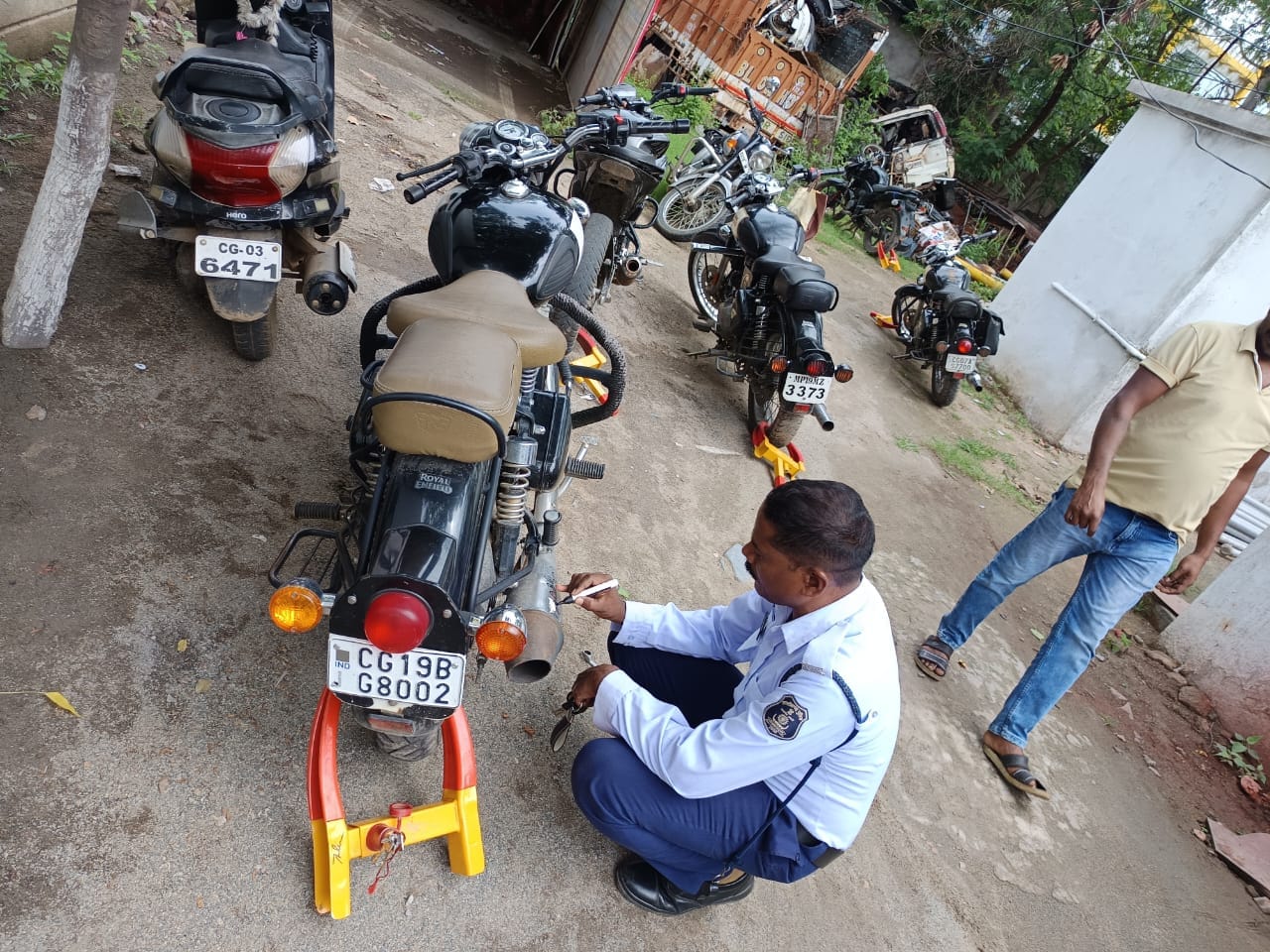 बुलेट सवारों की यातायात पुलिस ने निकाली हेकड़ी, तेज आवाज वाले साइलेंसर पर ताबड़तोड़ कार्यवाही