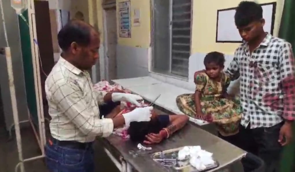 अनियंत्रित होकर  पलटी क्रूज़र वाहन, दो महिलाओं समेत 3  की मौत, 15 से ज्यादा घायल 