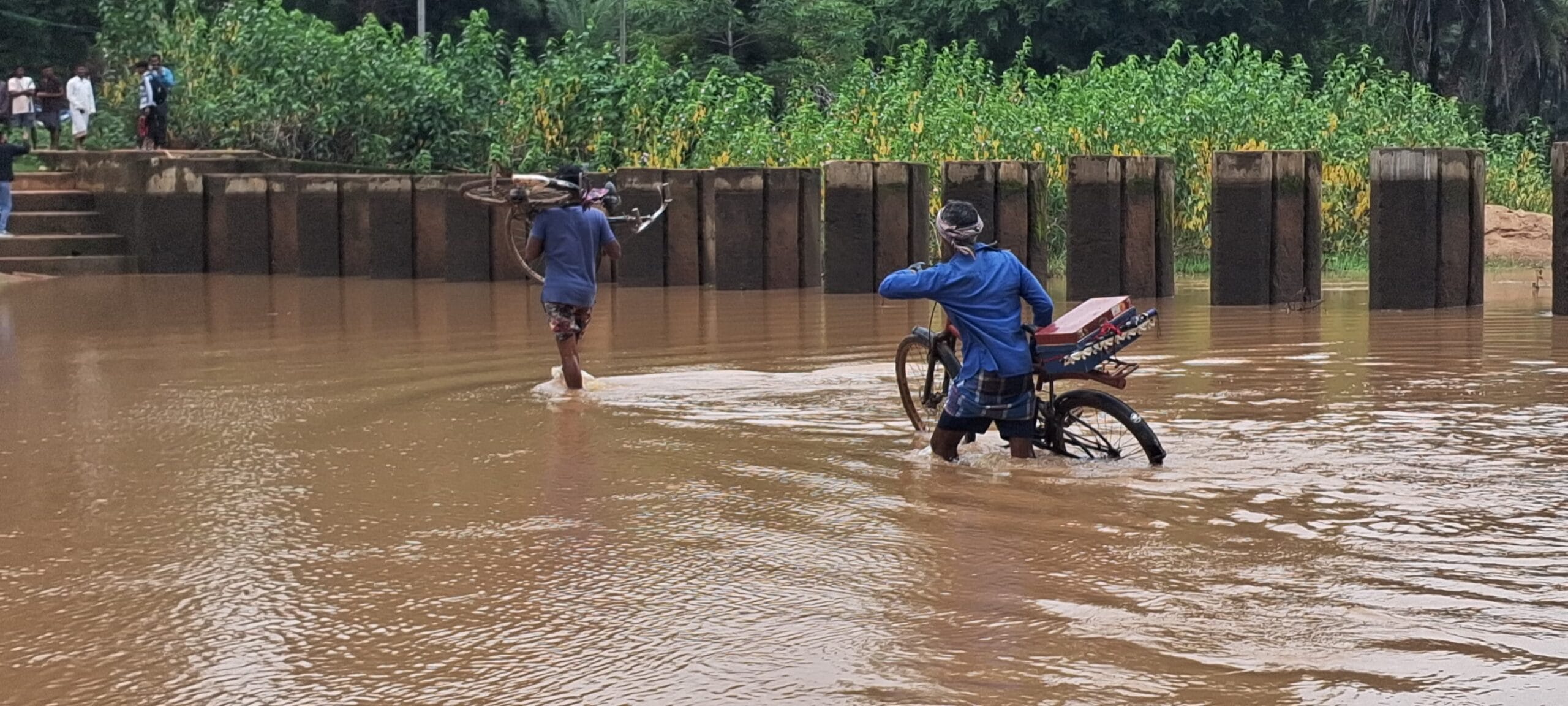 सिस्टम की मार झेल रहे ग्रामीण, नदी में पूल नहीं, बारिश में टापू बनते है गांव, मजबूरी में संकट में डालनी पड़ती है जान, देखिए खास रिपोर्ट