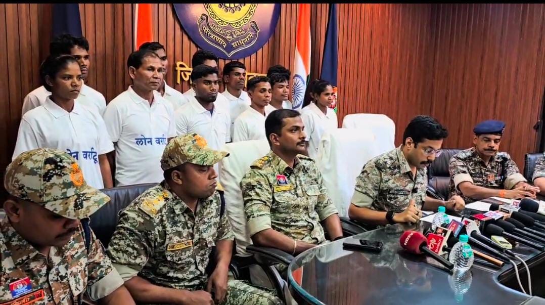 नक्सलवाद को&nbsp; और एक गहरा झटका, 9 इनामी नक्सलियों समेत 12 नक्सलियों ने किया सरेंडर