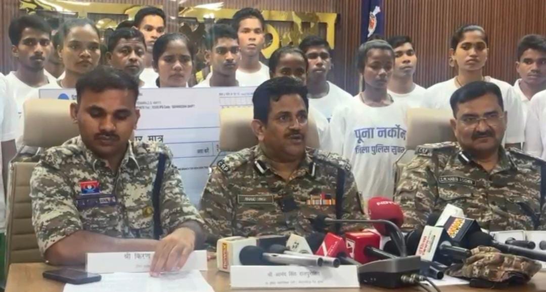 कलेक्टर का अपहरण करने वाले नक्सली ने डाले हथियार, हिड़मा की बटालियन भी टूटी, 23 नक्सलियों का समर्पण