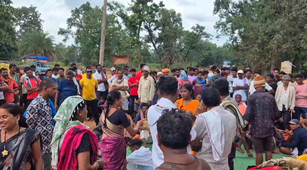 जर्जर सड़क से परेशान ग्रामीण बोले हर साल होता है भूमिपूजन लेकिन नहीं बनती सड़क, अंतागढ़ नारायणपुर मार्ग में चक्काजाम