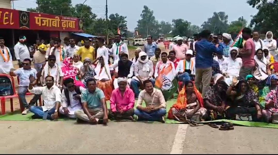 पूर्व सीएम भूपेश के बेटे की गिरफ्तारी का विरोध, सड़क पर कांग्रेसी, चक्काजाम