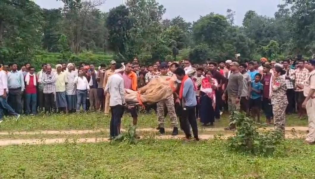 धर्मांतरित ग्रामीण के शव को निकालने का विवाद,चर्च में तोड़फोड़, गांव में माहौल बिगड़ा, भाई ने कहा हत्या हुई तब शव निकाला गया बाहर, जानिए पूरा मामला 