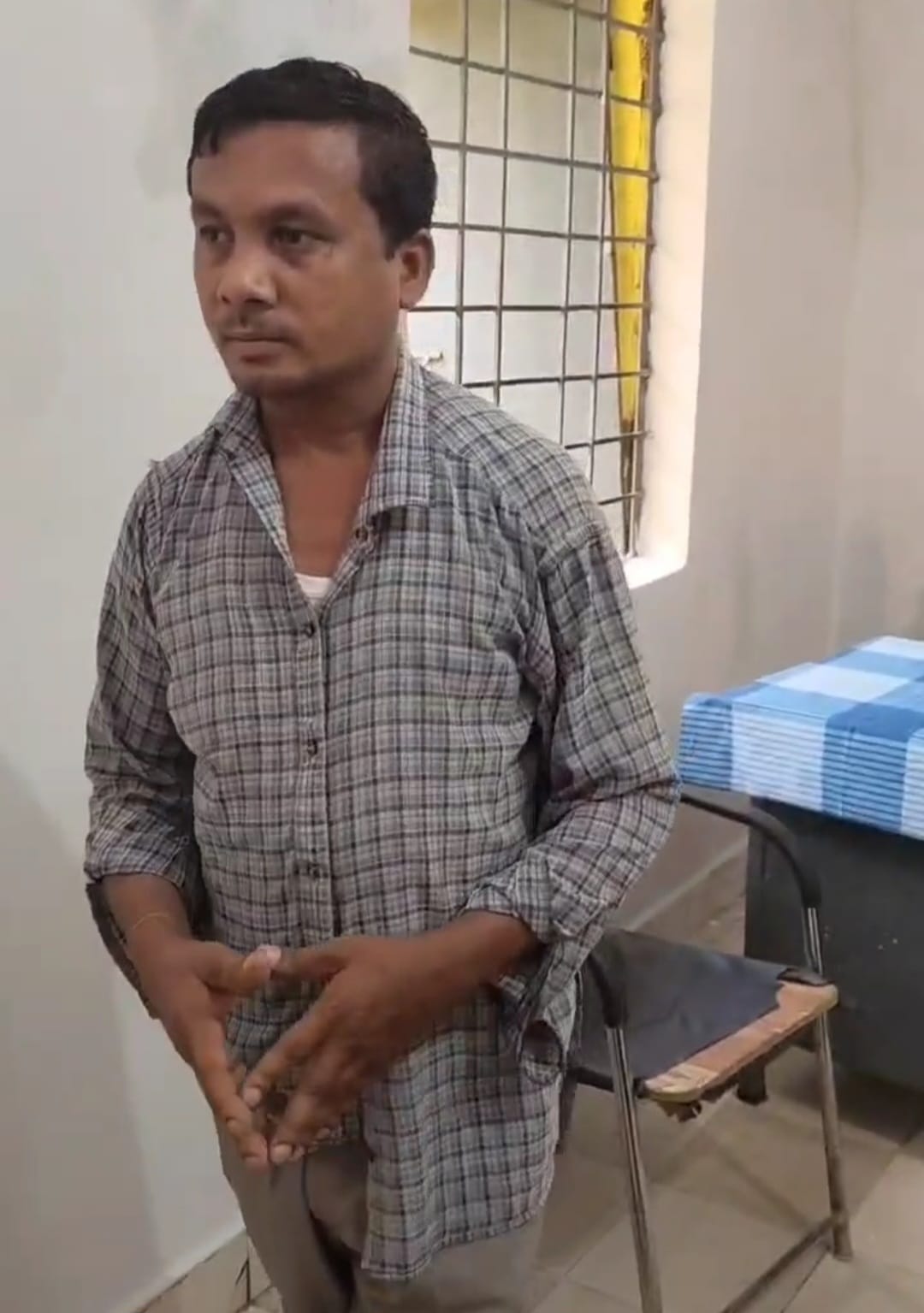 मासूमों की जिम्मेदारी जिस पर वो शराब के नशे में धुत,सासंद के सामने ठीक से  शर्ट तक नहीं पहन पाए अधीक्षक, सस्पेंड