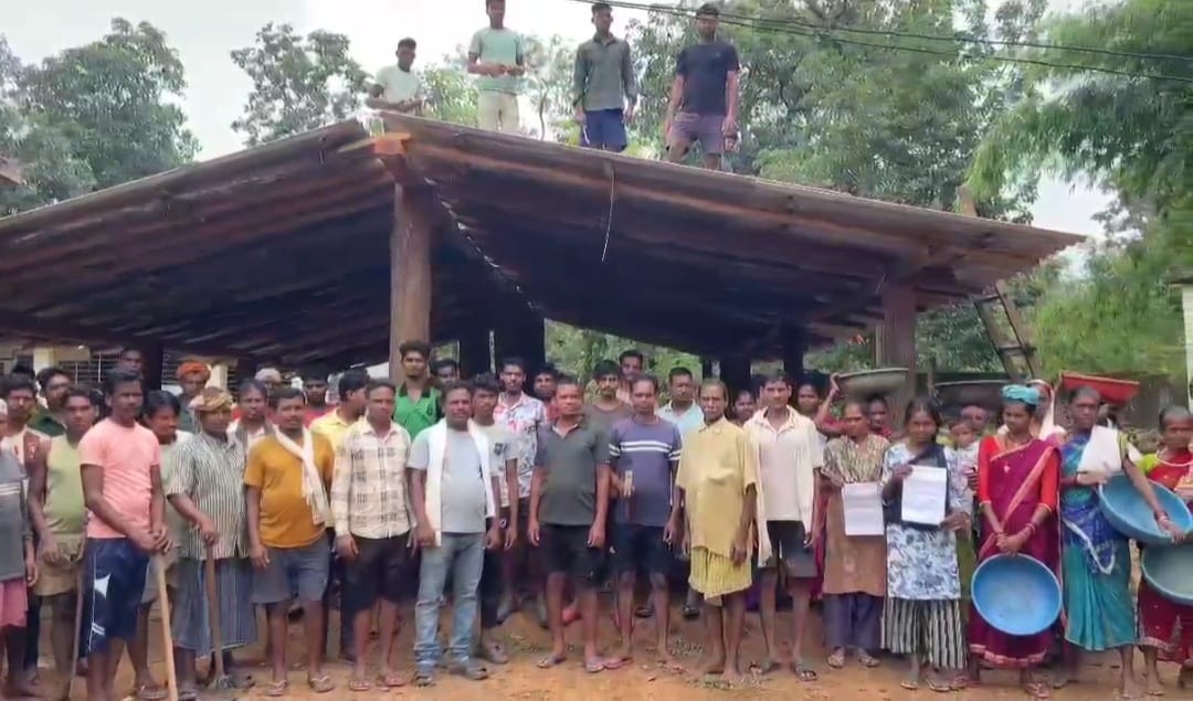 खोखला सिस्टम: जब ग्रामीणों ने खुद बना डाला झोपड़ी वाला स्कूल, जिम्मेदारों को दिखाया आईना 