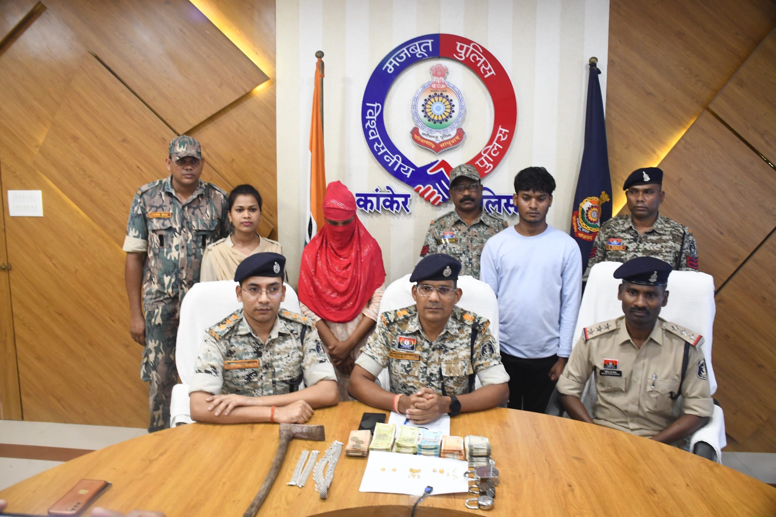 बॉयफ्रेंड को चाहिए थी बाइक, गर्लफ्रेंड ने कर डाली 2 लाख की चोरी, चोरी की रकम से शुभ मुहूर्त में खरीदी का था प्लान 