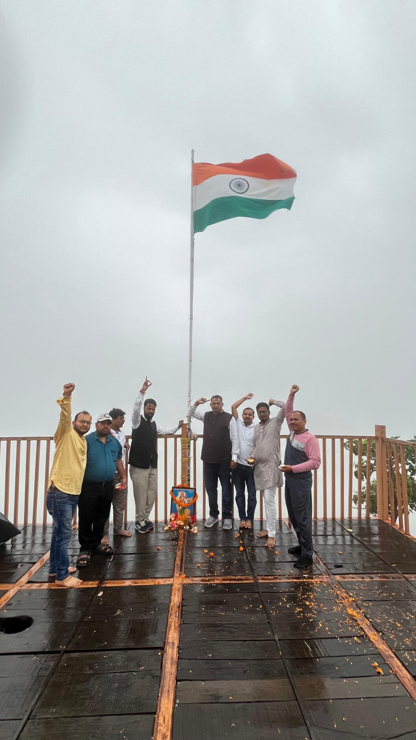 गढ़िया पहाड़ में 700 फीट ऊपर लहराया तिरंगा, 5 साल से ये ग्रुप गढ़िया पहाड़ में करता आ रहा ध्वजारोहण 