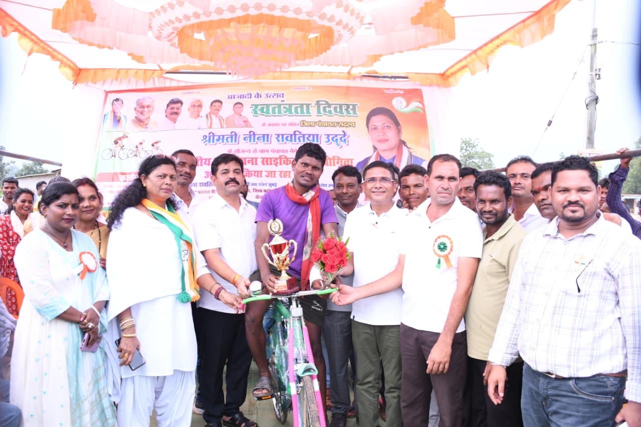 नेमेड में आयोजित हुआ सद्भावना साइकिल रेस, जिला पंचायत सदस्य नीना रावतिया ने विजेताओं को इनाम में दी साइकिल 