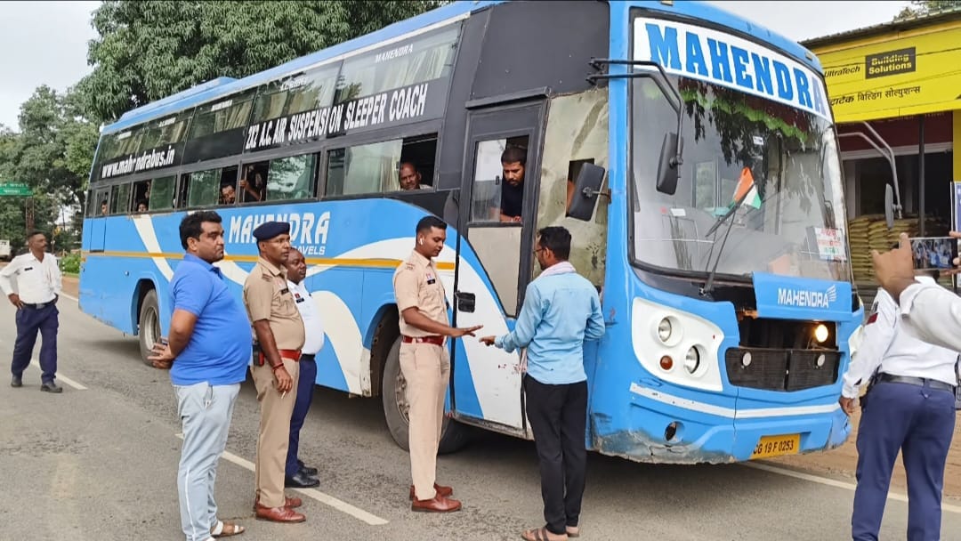 बसों की बेलगाम रफ्तार पर चला ट्रैफिक पुलिस का डंडा, 14 बसों पर कार्यवाही,