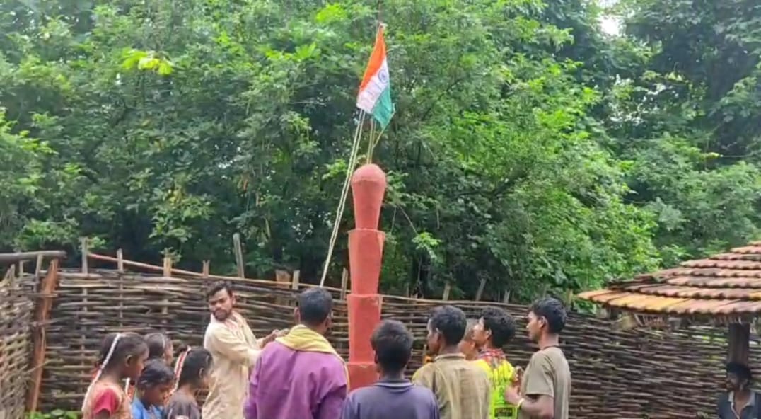 नक्सलियों के स्मारक में 15 अगस्त को फहराया  तिरंगा, अगले दिन जन अदालत लगाकर युवक की हत्या, देखिए वीडियो