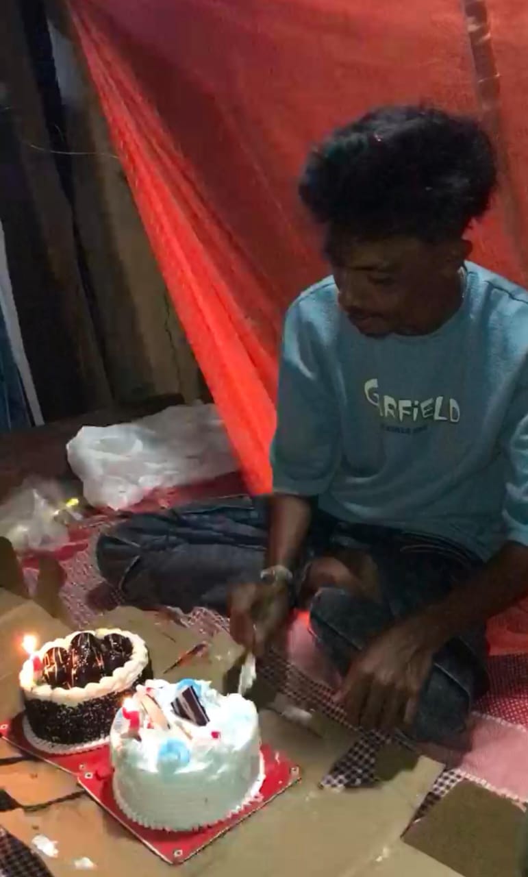 राष्ट्रगान का अपमान,बर्थडे पर बैठे हुए काटते रहे केक और गा रहे थे जन गण मन, सोशल मीडिया में वीडियो वायरल, अब कार्यवाही की मांग