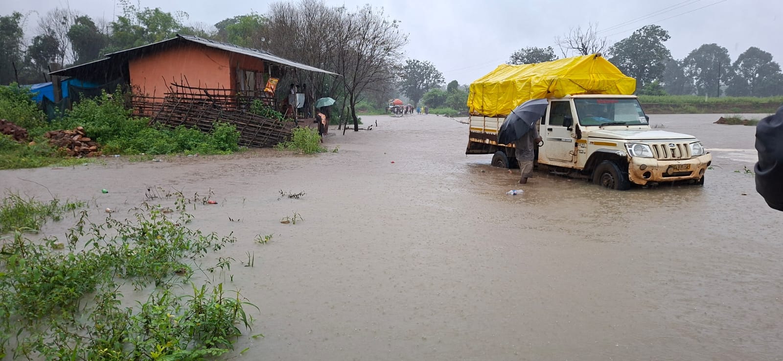 बीजापुर में भारी बारिश, दर्जनों गांव का संपर्क जिला मुख्यालय से टूटा,प्रशासन एलर्ट
