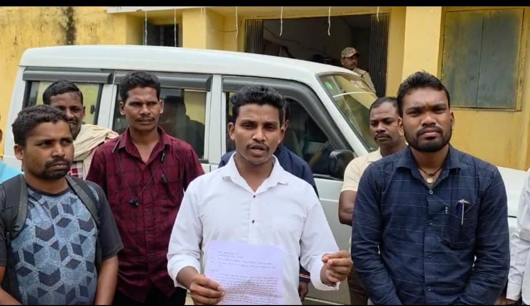 बडे़डोंगर क्षेत्र में खाद की किल्लत, परेशान किसानों ने दी नेशनल हाईवे जाम करने की चेतावनी