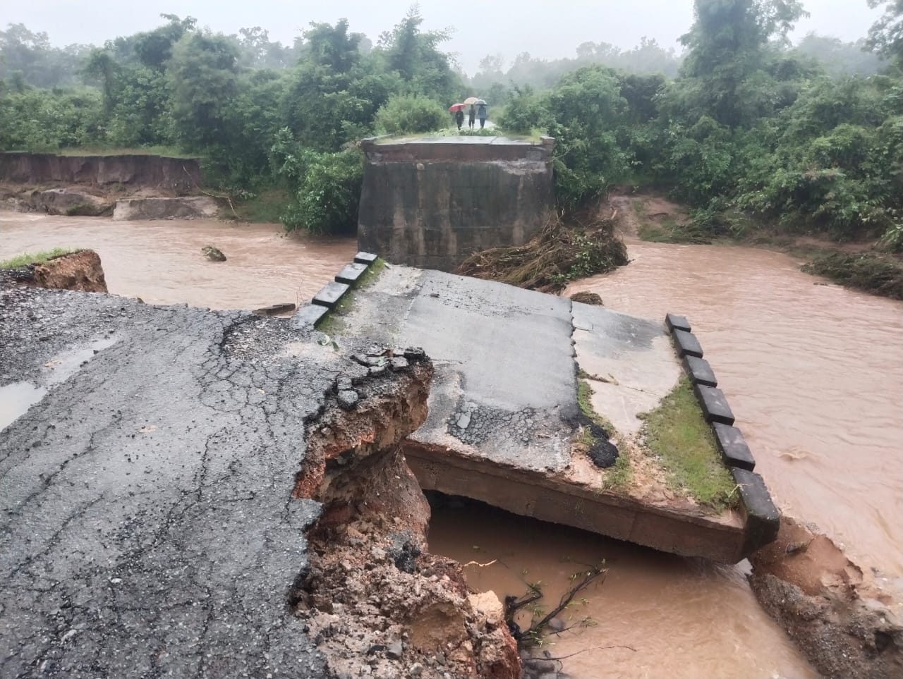 बस्तर में बारिश से हाहाकार, भारी बारिश से कई मार्ग बंद, कार समेत बह गया पूरा परिवार,दो मासूमों समेत 4 की मौत