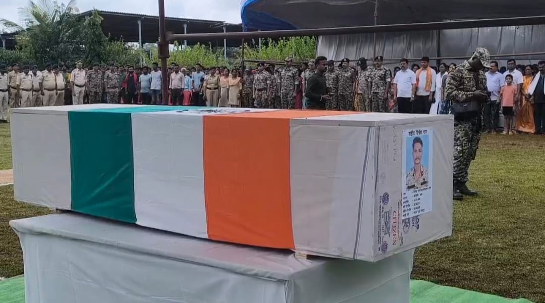 लगातार IED से जवानों को निशाना बना रहे नक्सली, सामने से लड़ने नहीं बची हिम्मत,IED ब्लास्ट में शहीद दिनेश को गॉड ऑफ ऑनर, 