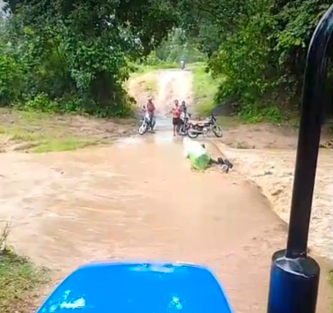 दो दिन की बारिश के बाद नदी नाले उफान पर, उफनती नदी नाले को पार कर रहे लोग, बाल बाल बचे दो युवक, बाइक बही, देखिए वीडियो 