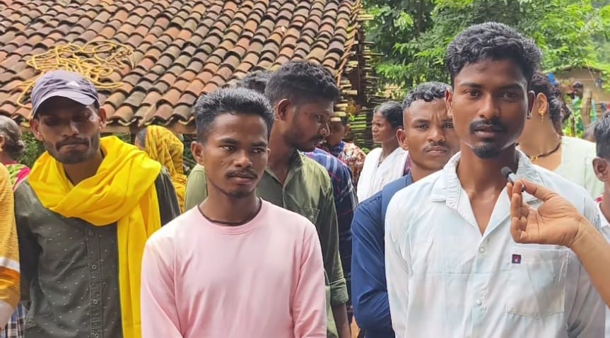 सरकार मांगे नहीं सुन नहीं तो दूसरी तरफ नक्सली टारगेट कर रहे हैं, अधर में शिक्षादूतों का भविष्य 