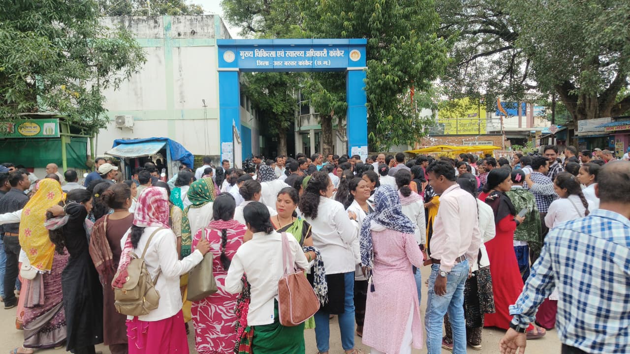 NHM कर्मचारियों का सामूहिक इस्तीफा, जमकर नारेबाजी, संघ के पदाधिकारियों को बर्खास्त करने पर भड़के