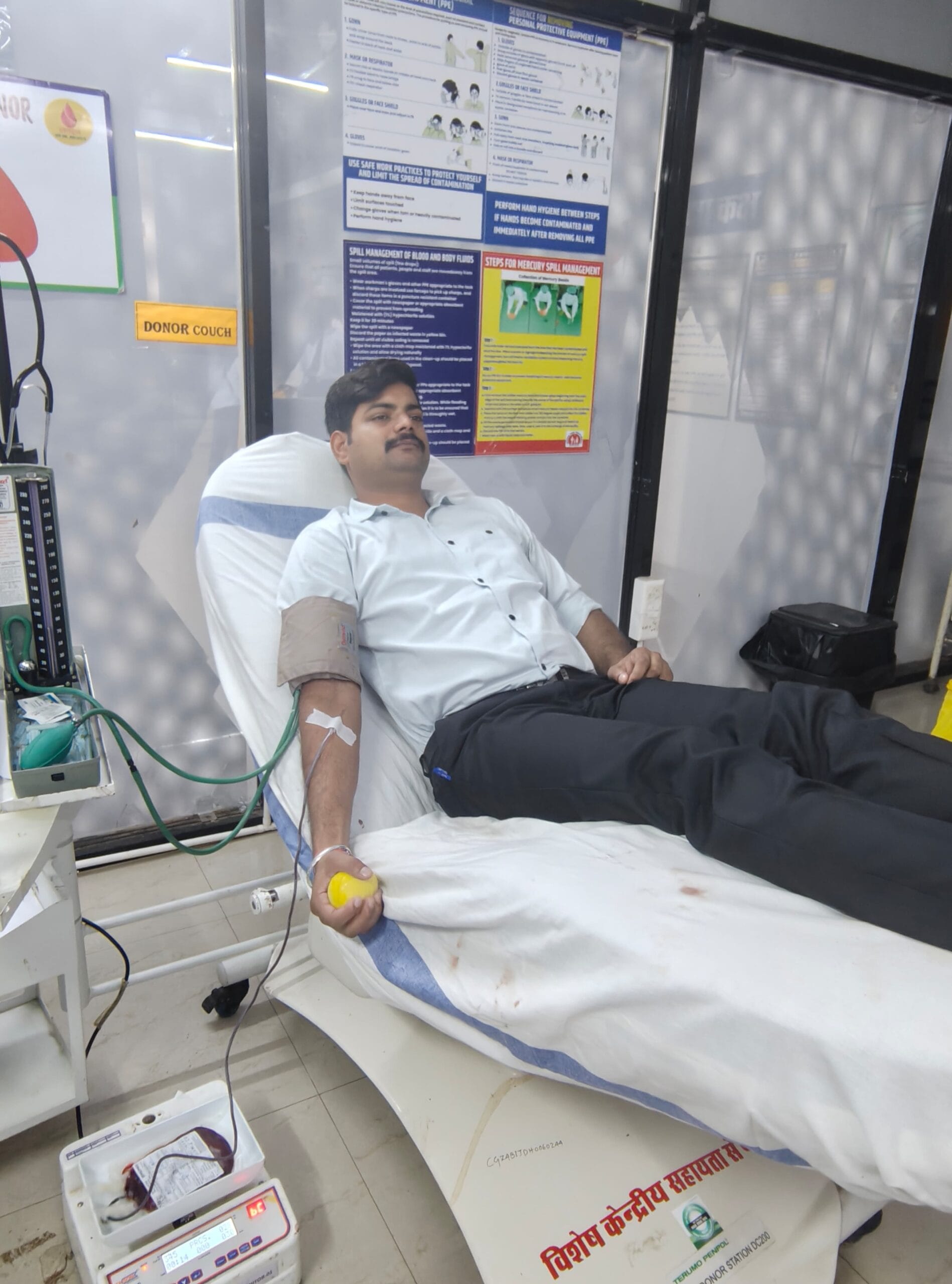 सिर्फ नक्सलियों से ही नहीं लड़ रहे, बल्कि लोगों की जान भी बचा रहे CRPF के जवान