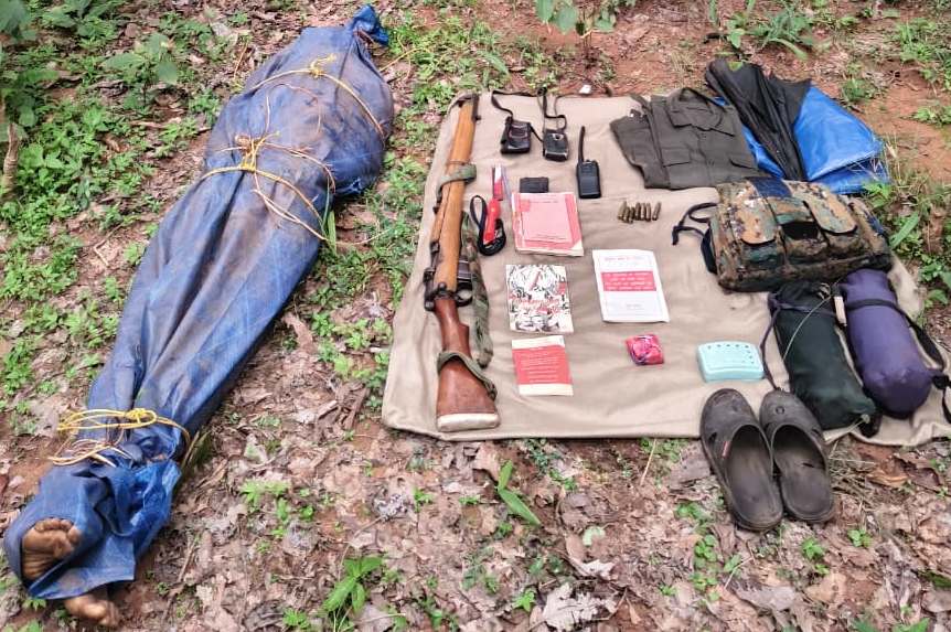 बड़े नक्सलियों के जमावड़े की सूचना पर ऑपरेशन, 8 लाख ईनामी नक्सली ढेर