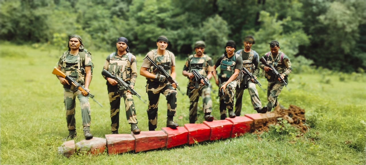 नक्सली कमांडर की याद में बनाया गया  14 फीट ऊंचा स्मारक ध्वस्त, बीएसएफ जवानों ने गिराया