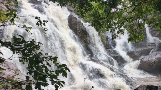 बेजोड़ सुंदरता का अनोखा नजारा: बीजापुर का  कुरूष जलप्रपात ,माओवाद की धूंध छटते जंगल में छिपी खूबसूरती आई बाहर