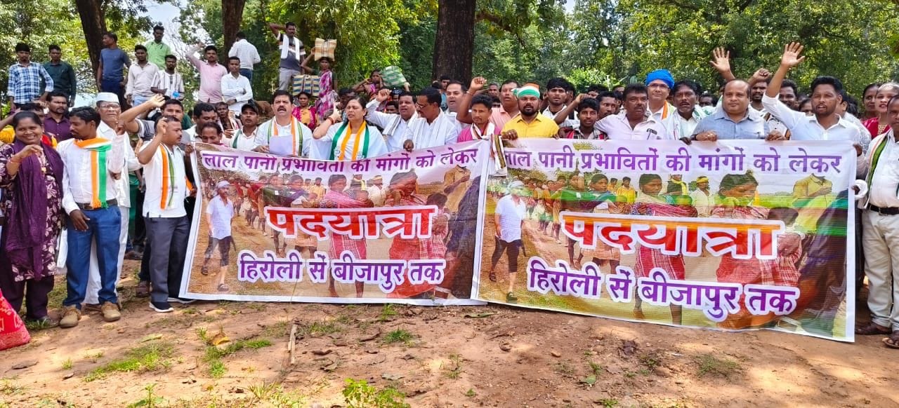 लाल पानी का संकट: बीजापुर में NMDC के खिलाफ ग्रामीणों की पदयात्रा, विक्रम मंडावी के नेतृत्व में 45 गांवों ने उठाई न्याय की आवाज