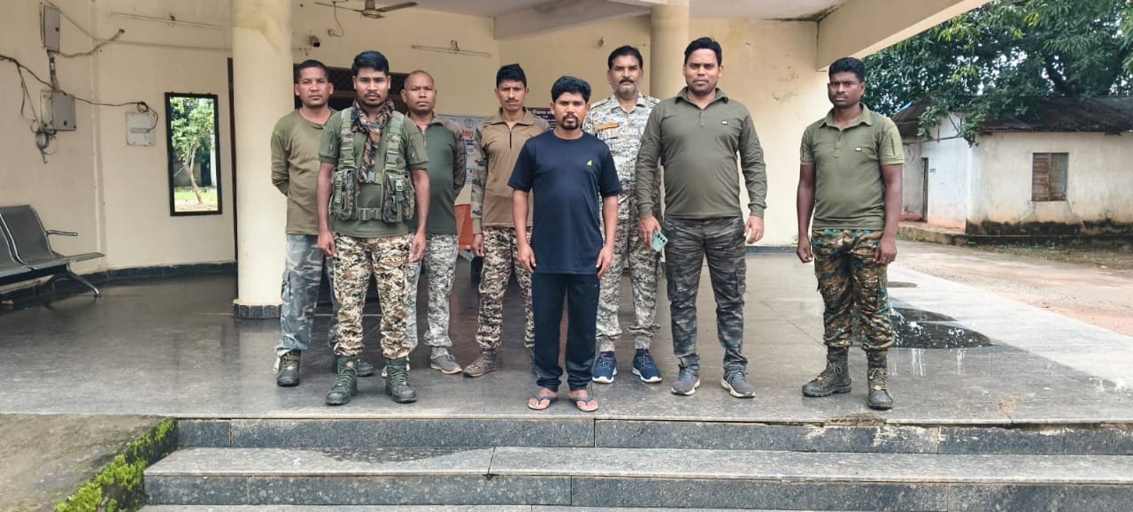 जवानों ने DVCM रैंक के नक्सली को घेराबंदी कर दबोचा, जनताना सरकार का अध्यक्ष भी गिरफ्तार