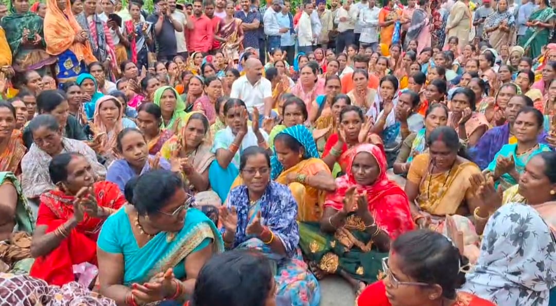 आंदोलन के लिए रायपुर जा रही मितानिनों को पुलिस ने रोका ,जहां रोका वहीं चक्काजाम, नेशनल हाईवे 30 बाधित