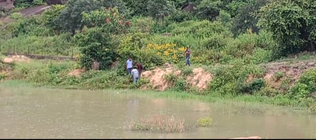 तालाब के पास बैठा था युवक फिर पहुंचा  तेंदुआ , चीखने की आई आवाज ,युवक को खींच ले जाने की आशंका, तलाश जारी