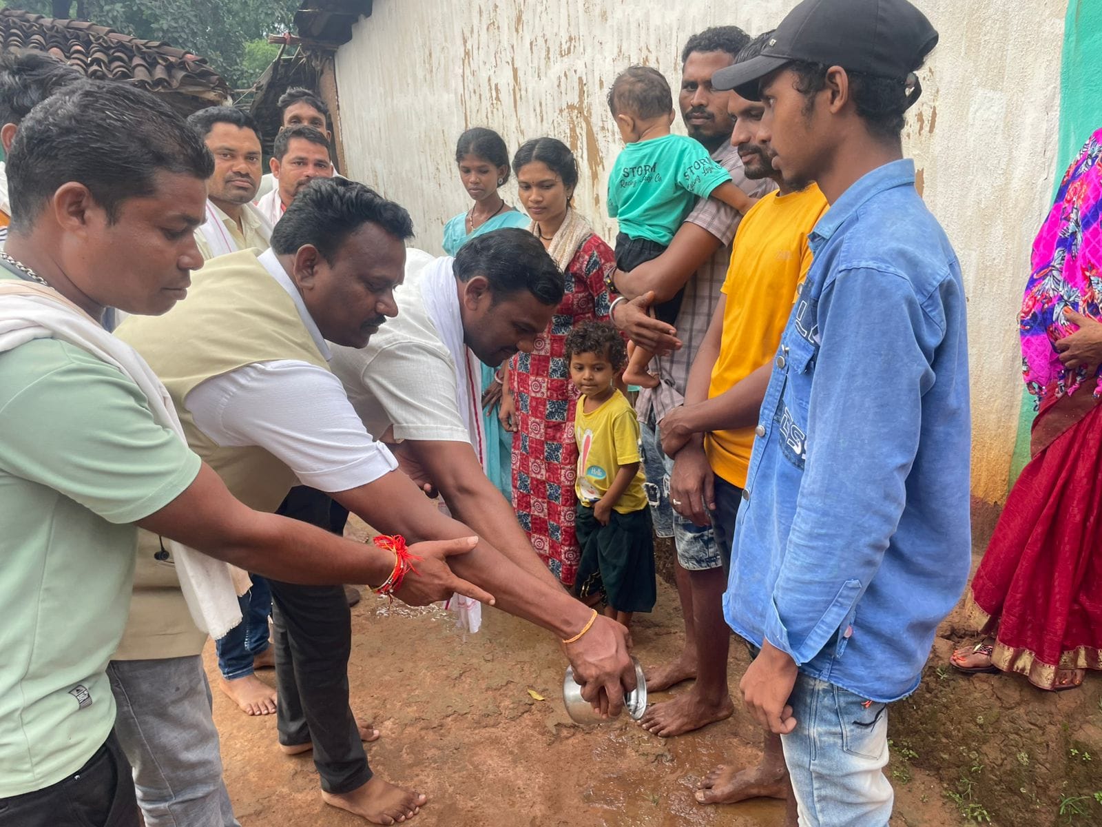 ईसाई धर्म छोड़कर वापस अपने धर्म में लौटे तीन आदिवासी परिवार, बोले हमे अपने धर्म पर गर्व ,