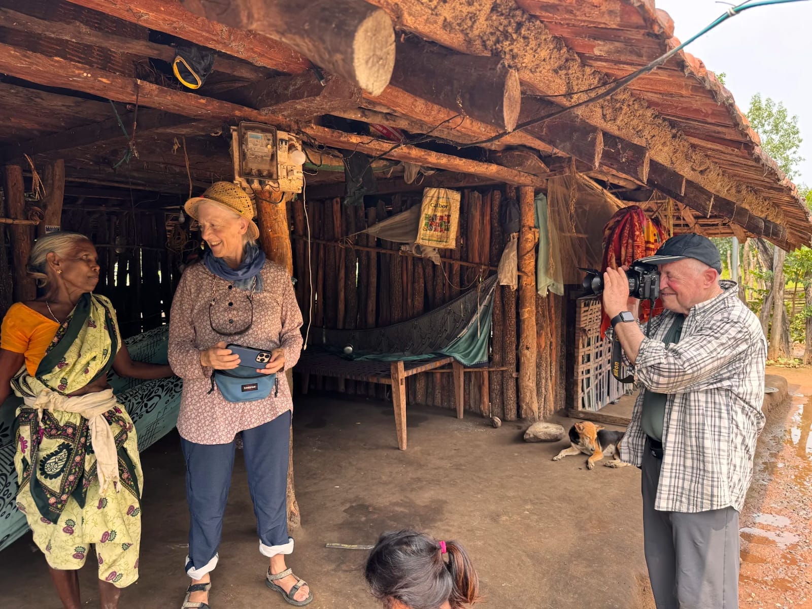 बीजापुर में लाल आतंक  हटते ही नंबी जलप्रपात ने खींचा विदेशी सैलानियों का ध्यान,जर्मनी से पहुंचे दंपत्ति ने कहा बस्तर मन मोहने वाली  जगह