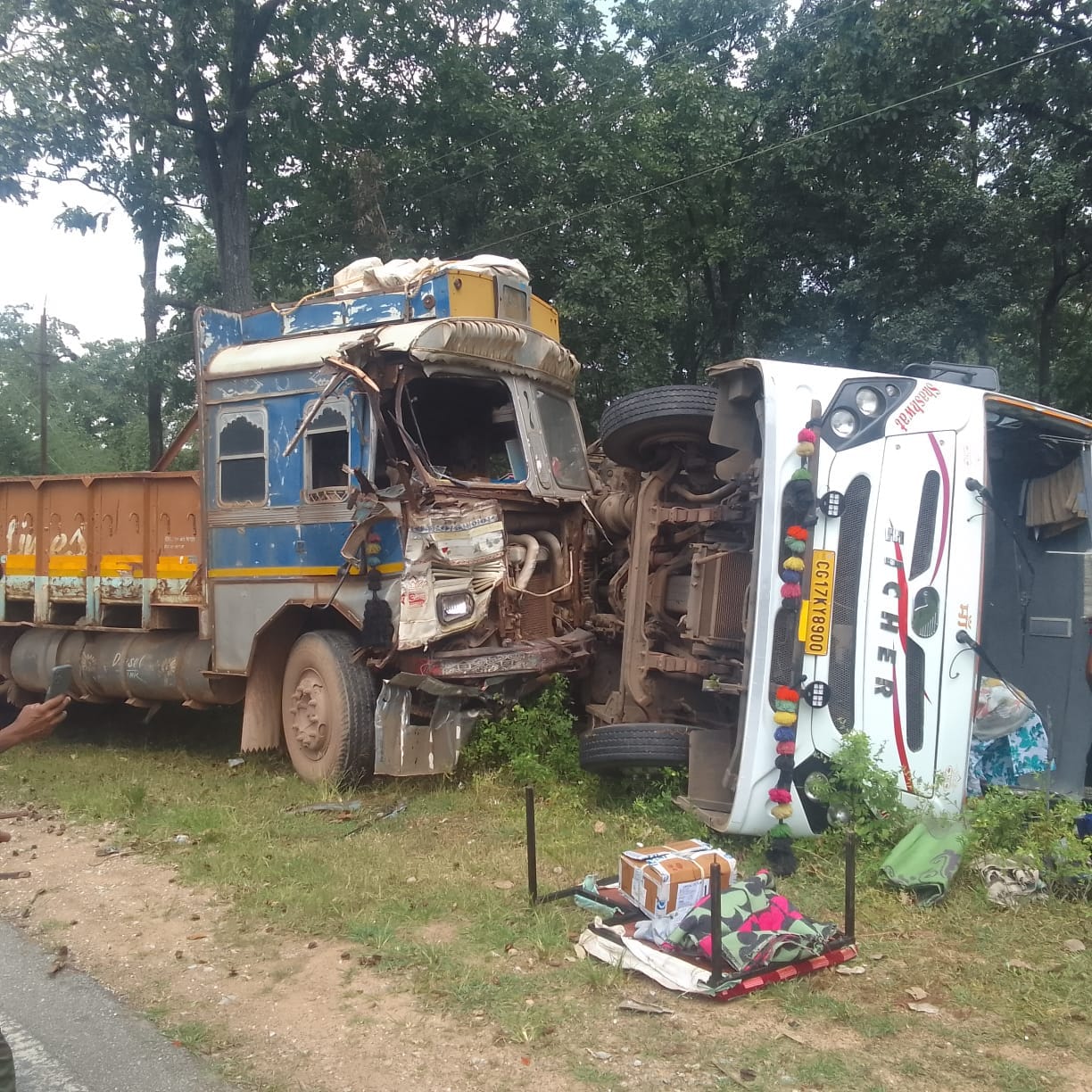 ट्रक की ठोकर से बस पलटी,बीजापुर गीदम मार्ग पर हादसा, दर्जन भर यात्री घायल